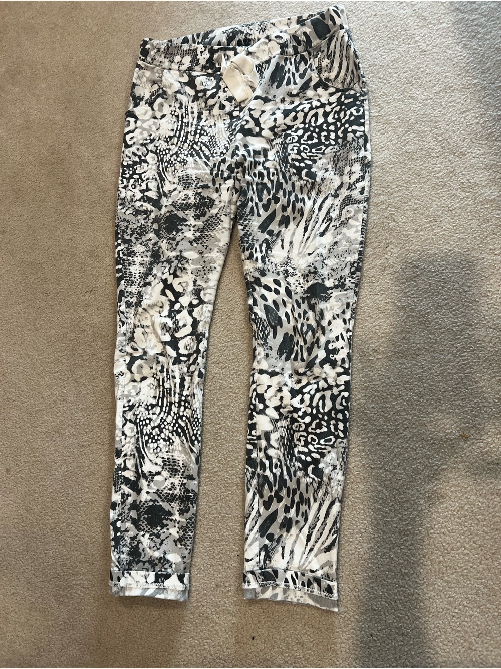 Tina Stephens made in Italy stretchy pants Black & White fits like Medium.